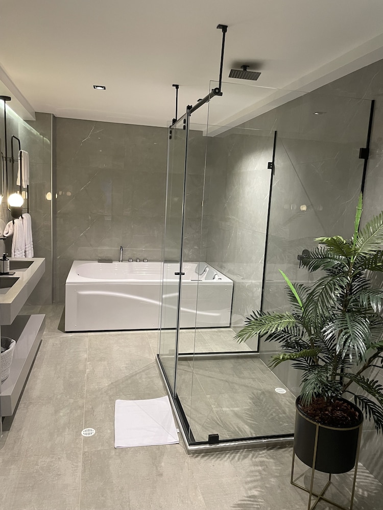 جناح جونيور بسرير كوين، Hotel Selis 2/2