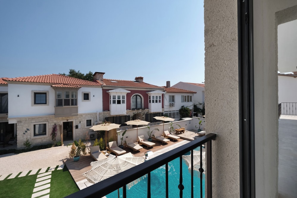 Armel Alacati (+12 Adult Only) 41/46