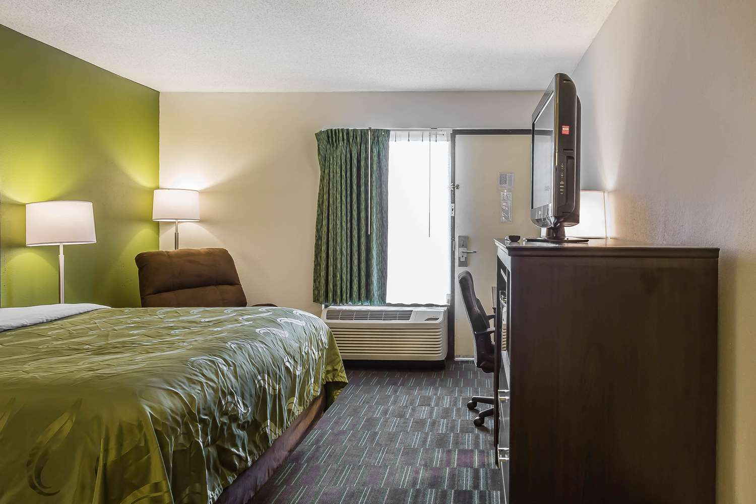 غرفة بسرير كينج لذوي الإعاقة، Quality Inn Culpeper VA 2/3