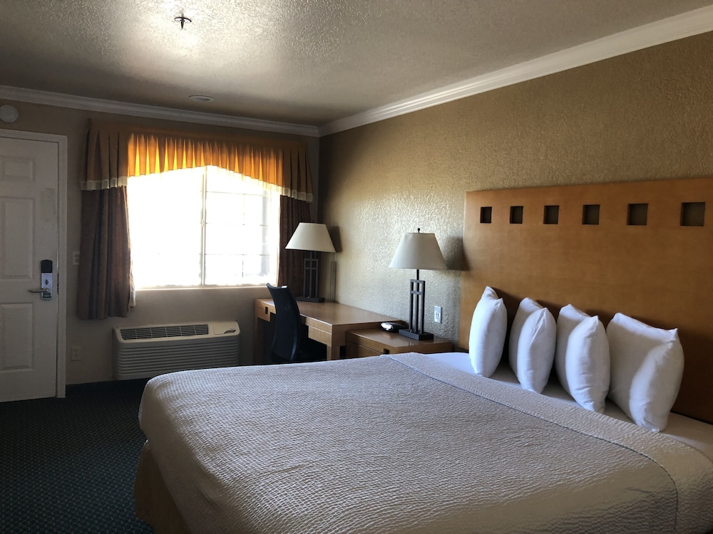 Lake Point Lodge 16/24