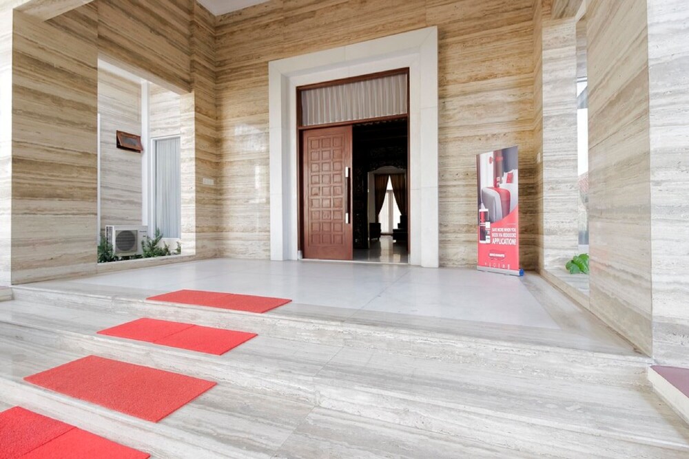 RedDoorz Premium @ Gandaria Jagakarsa 34/35