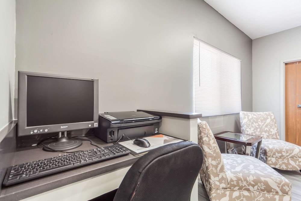 Quality Inn and Suites Omaha NE 25/34