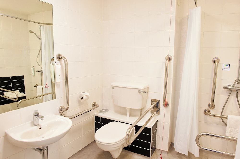 Holiday Inn Express Manchester Airport 70/74