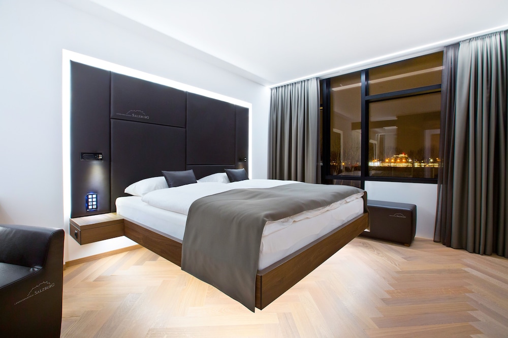 Standard, Queen Bed
