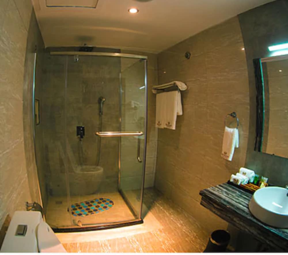 غرفة سوبيريور بسرير كينج، Tiffany Diamond Hotel Makunganya Street 7/7