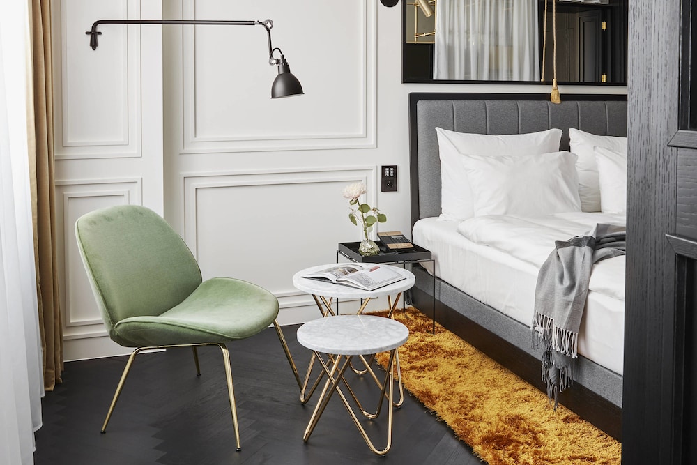 Roomers Munich, Autograph Collection 30/56