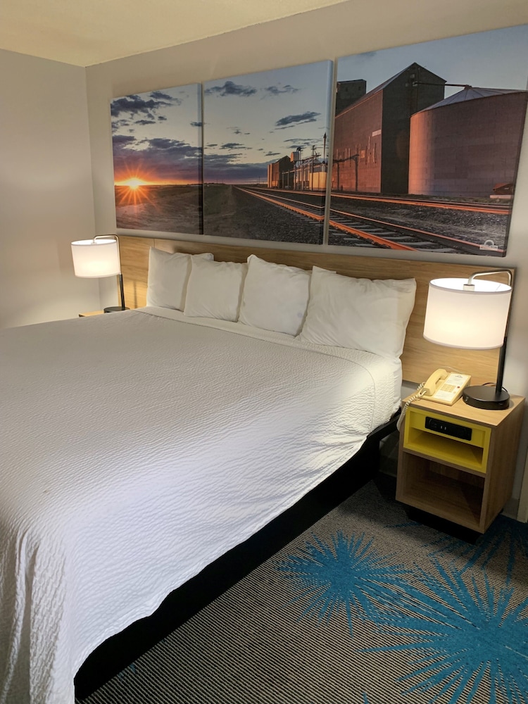 Days Inn by Wyndham Custer 19/36