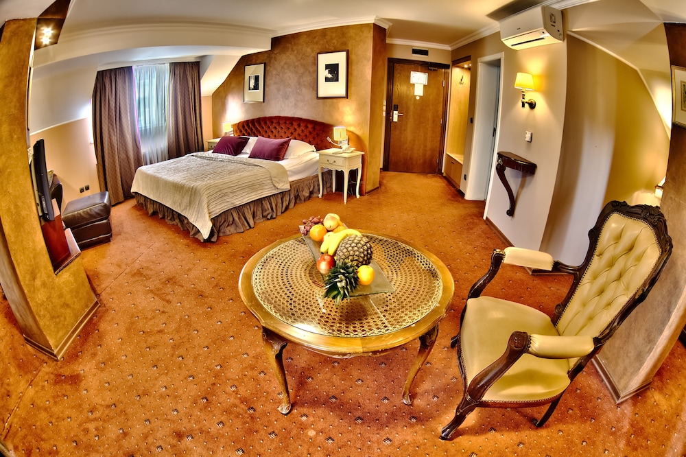 Meg Lozenetz Hotel 22/62