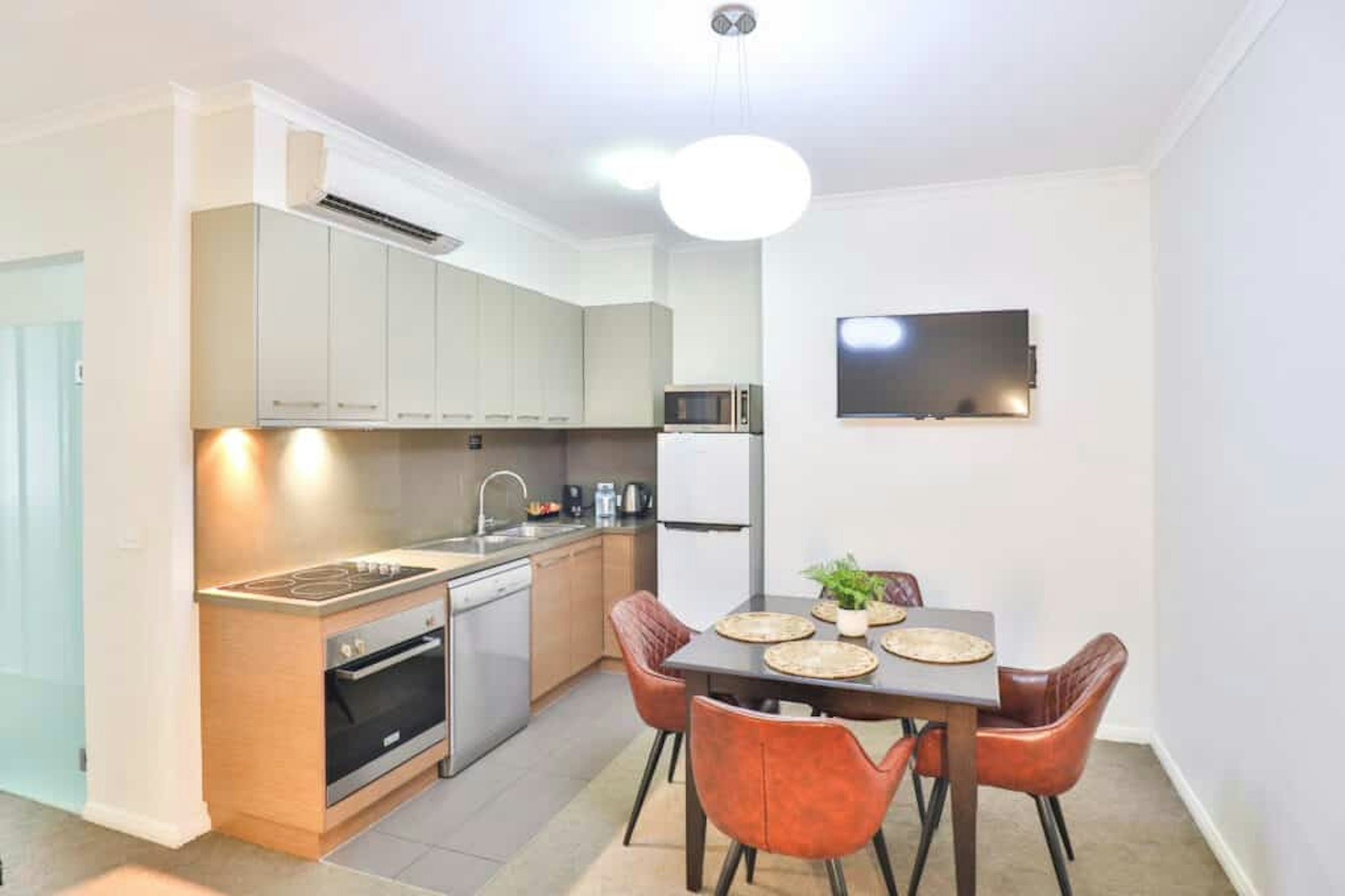 Indulge Apartments Ontario 4/10