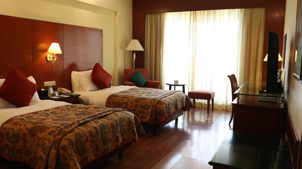 THE LALIT MUMBAI 24/67
