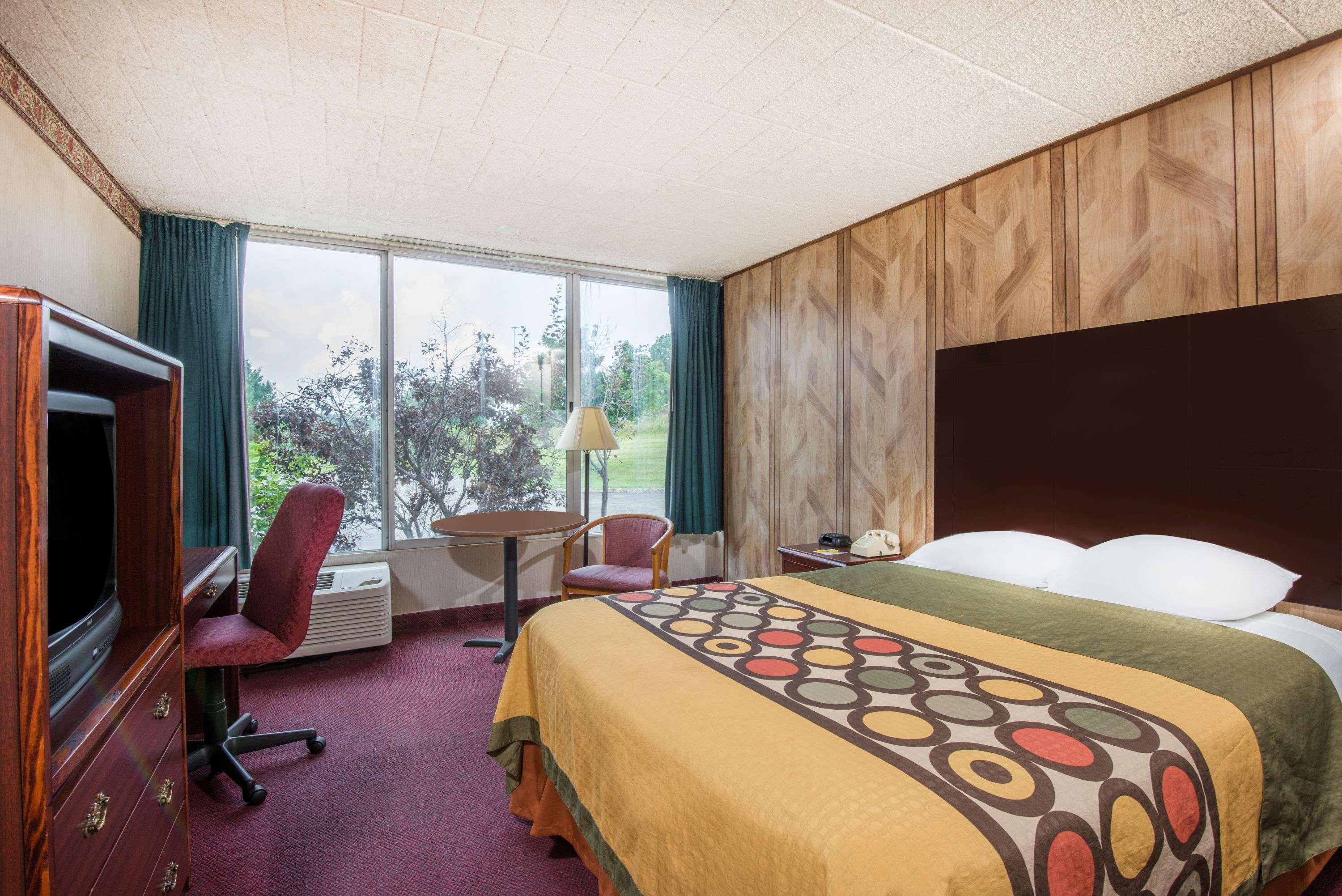 ROOM, QUEEN BED