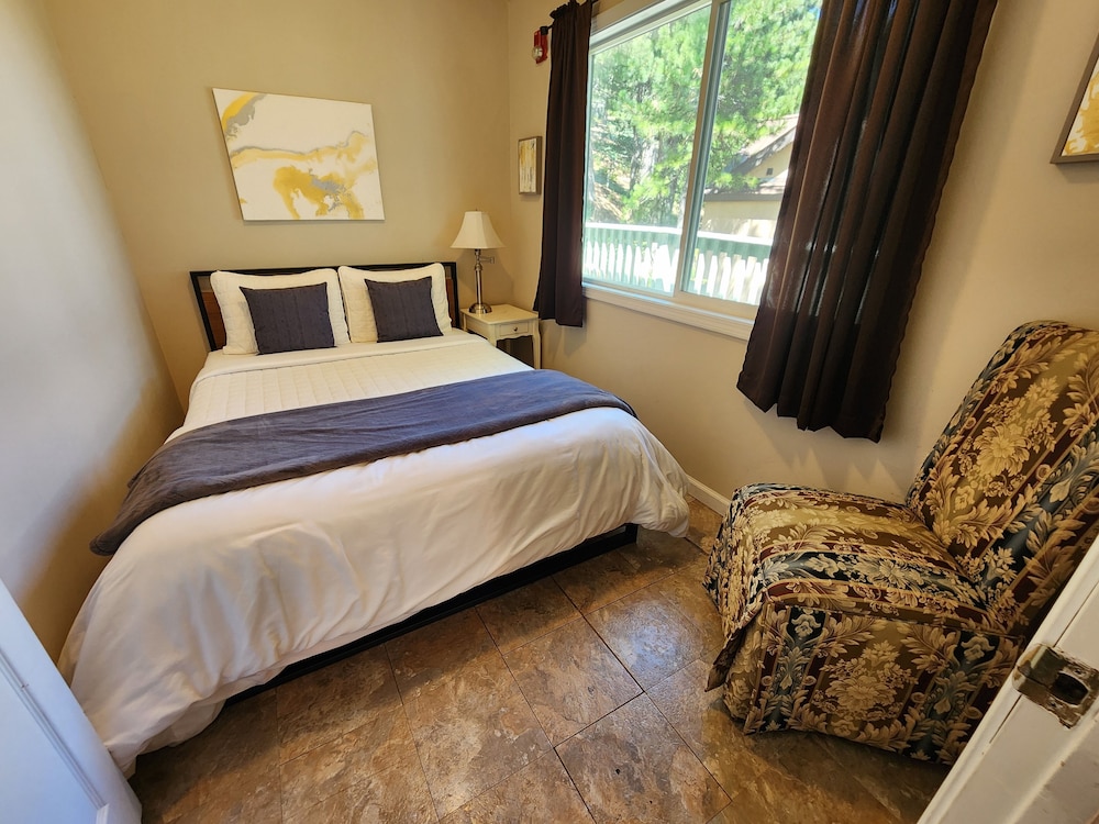 FAMILY, CABIN, KING AND QUEEN BED