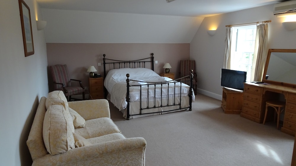 The Furze Bush Inn 5/33