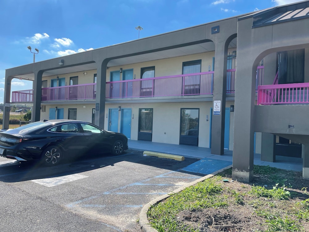 Red Lion Inn & Suites Hattiesburg 13/17