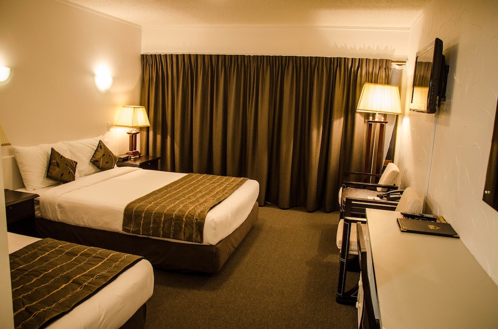 DELUXE, STUDIO, 1 QUEEN AND 1 SINGLE BED