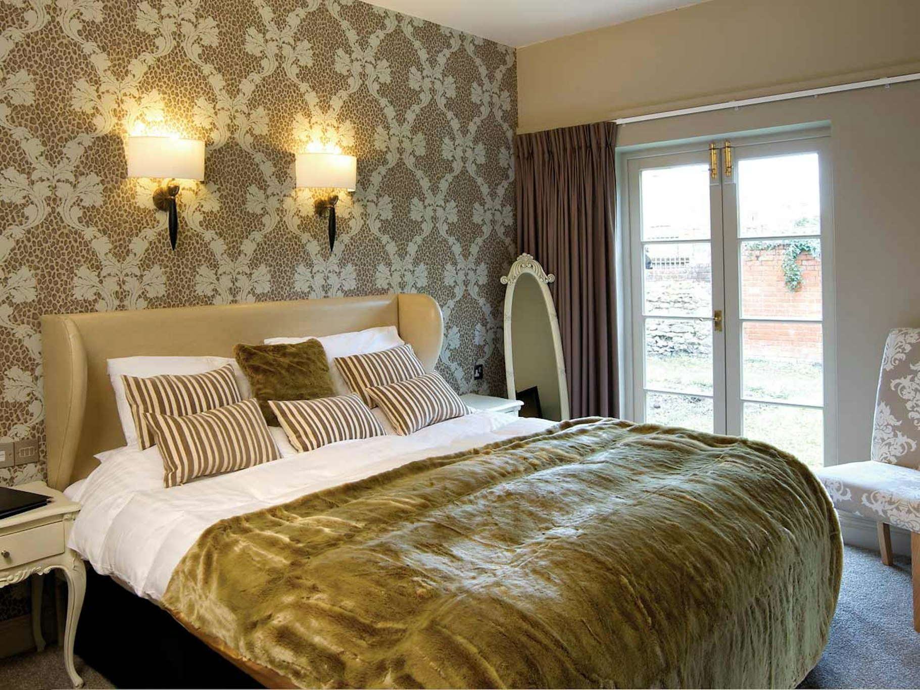 Courtyard, Twin Beds