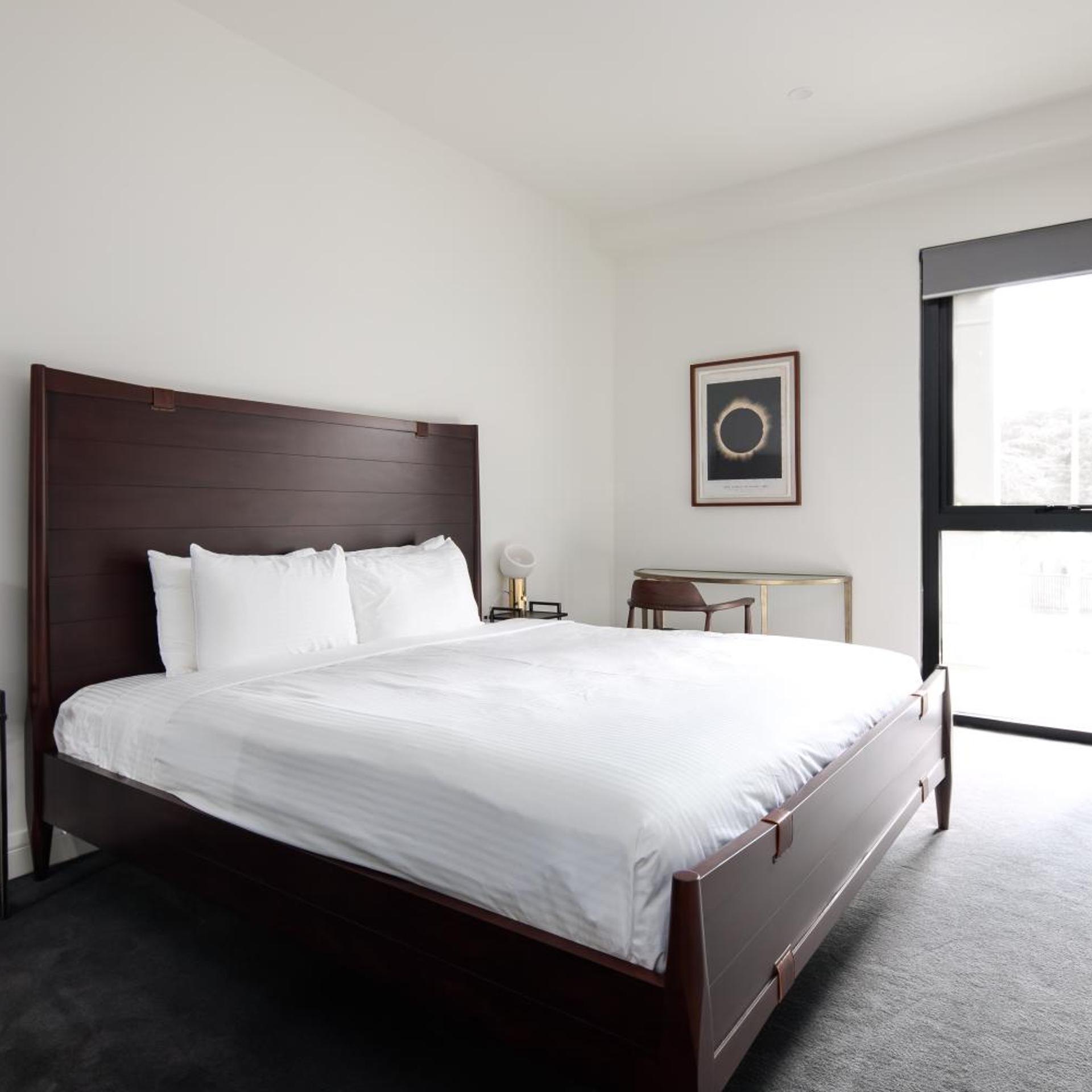 Knightsbridge, Deluxe