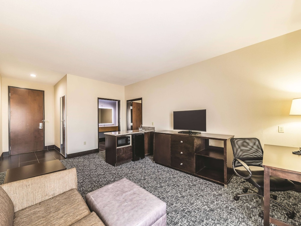 La Quinta Inn & Suites by Wyndham Tulsa - Catoosa Route 66 27/36