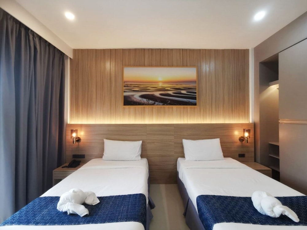 Nana Beach Hotel 41/80