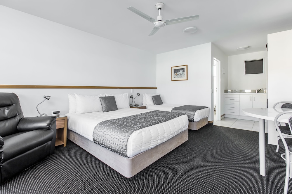 STUDIO, TWIN BEDS