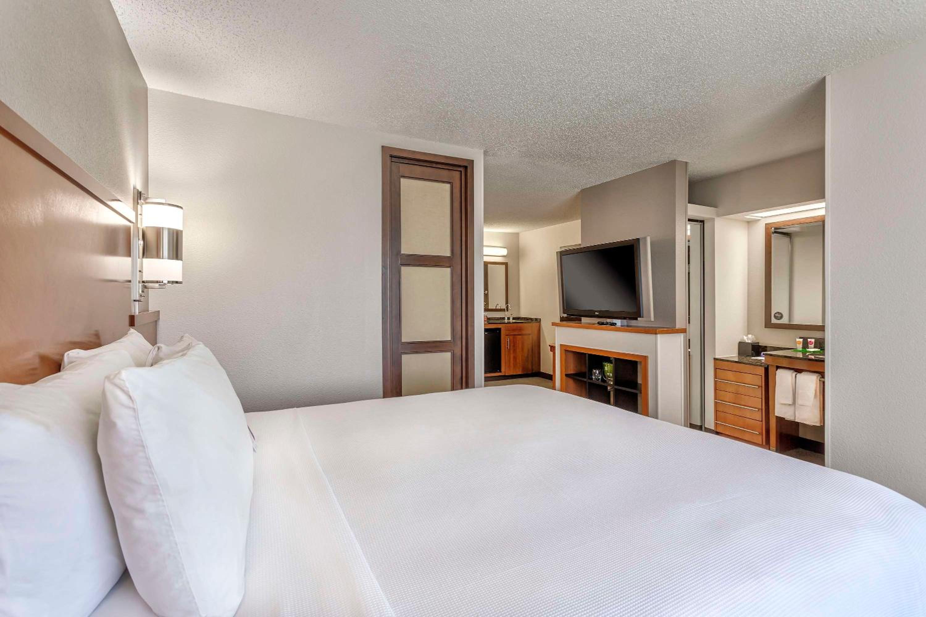غرفة بسرير كينج مع أريكة في طابق مرتفع، Hyatt Place Kansas City/Overland Park/Convention Center 2/7