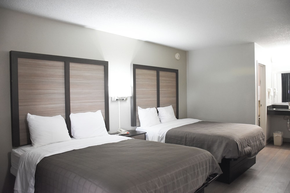 Comfort, 2 Queen Beds, Bridgeview Inn 3/7