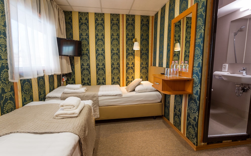Grand Jules Boat Hotel 10/33