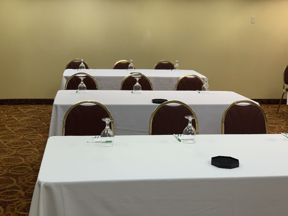 Clarion Hotel & Suites Conference Center Memphis Airport 8/31