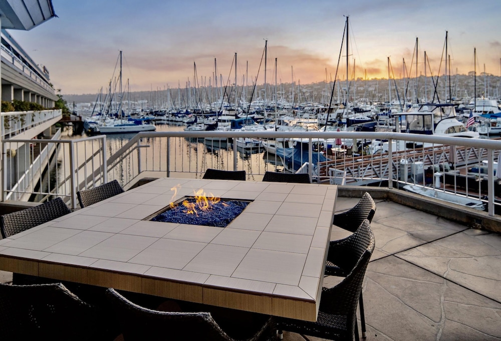 Bay Club Hotel & Marina 53/65