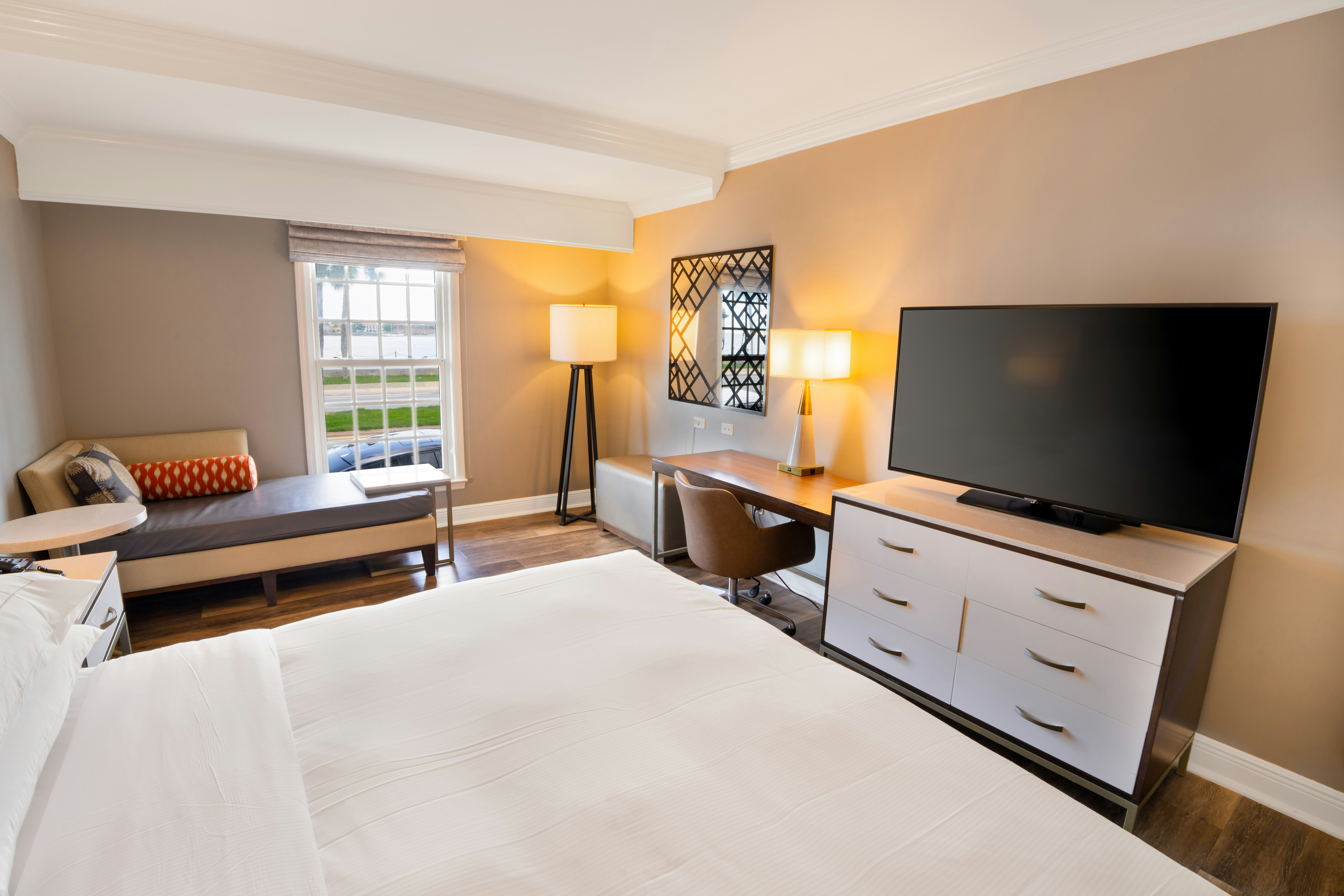 ROOM, KING BED, BAY VIEW