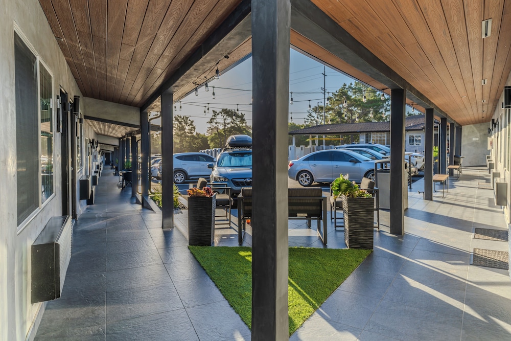 Monterey Surf Inn 35/40