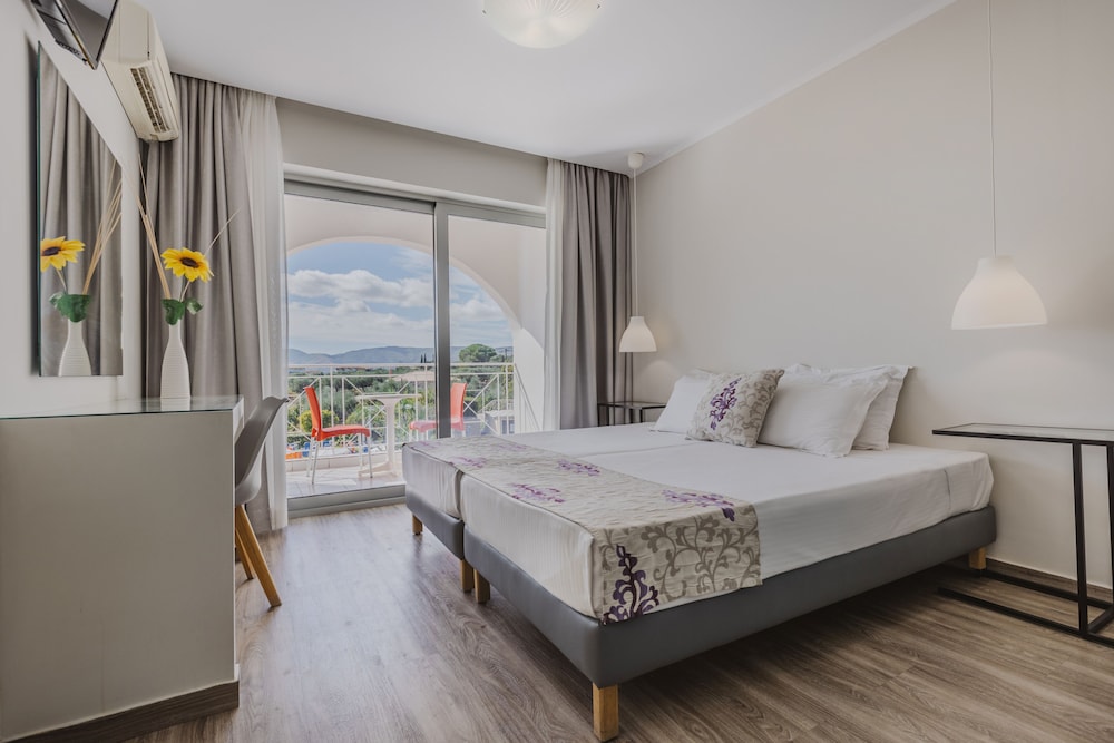 Deluxe, Twin Beds, Balcony 4/10
