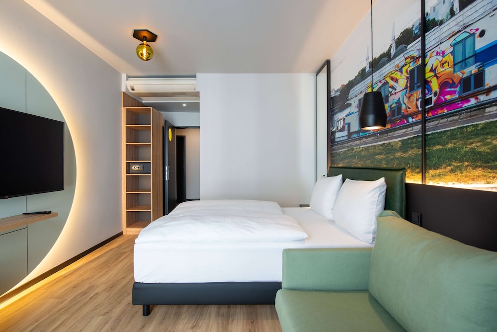 Lounge, Queen Bed, Sofa، B&B HOTEL Berlin-Kreuzberg 5/7