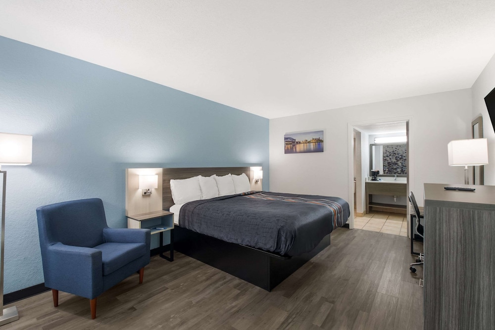 غرفة بسرير كينج لذوي الإعاقة، Rodeway Inn Cleveland TN 4/8