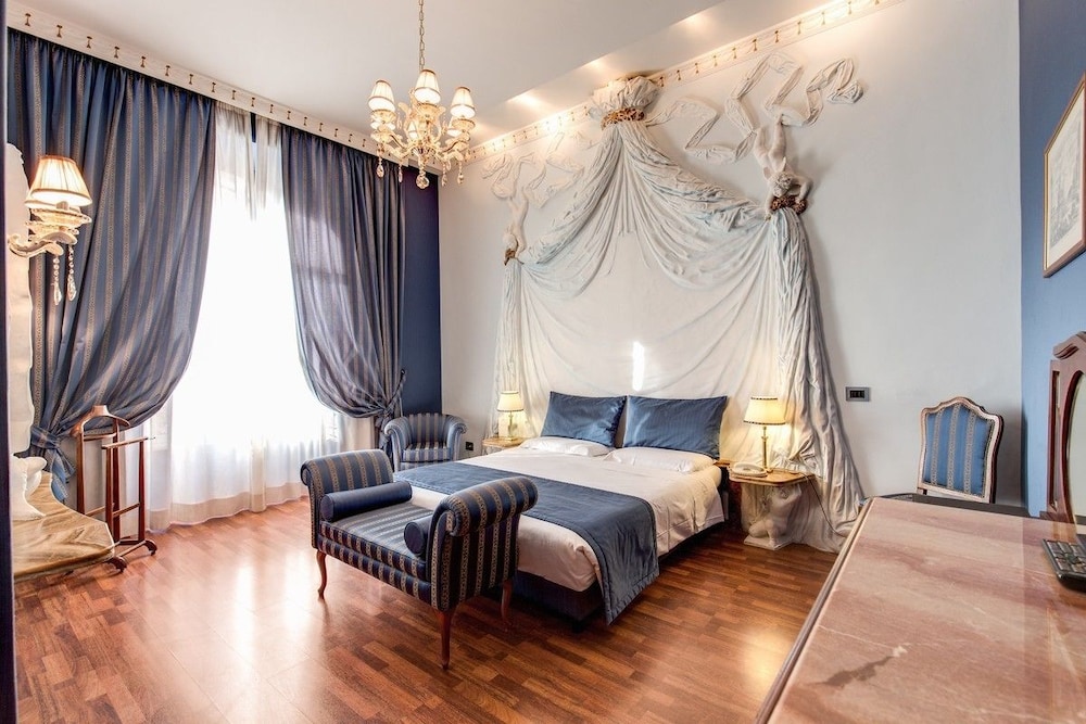 ROOM, QUADRUPLE