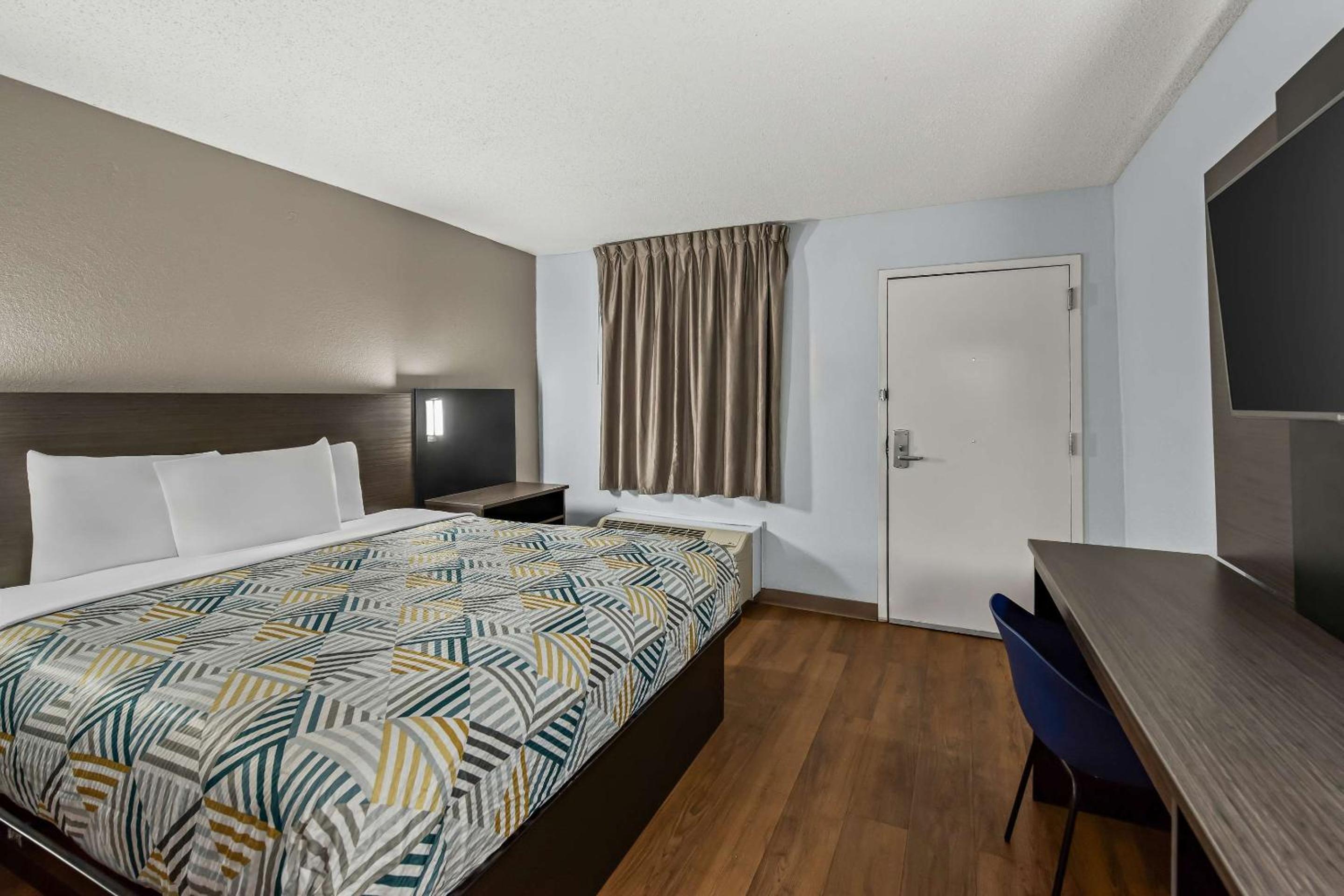 1 King Bed - Mobility Accessible RI Shower Nsmk