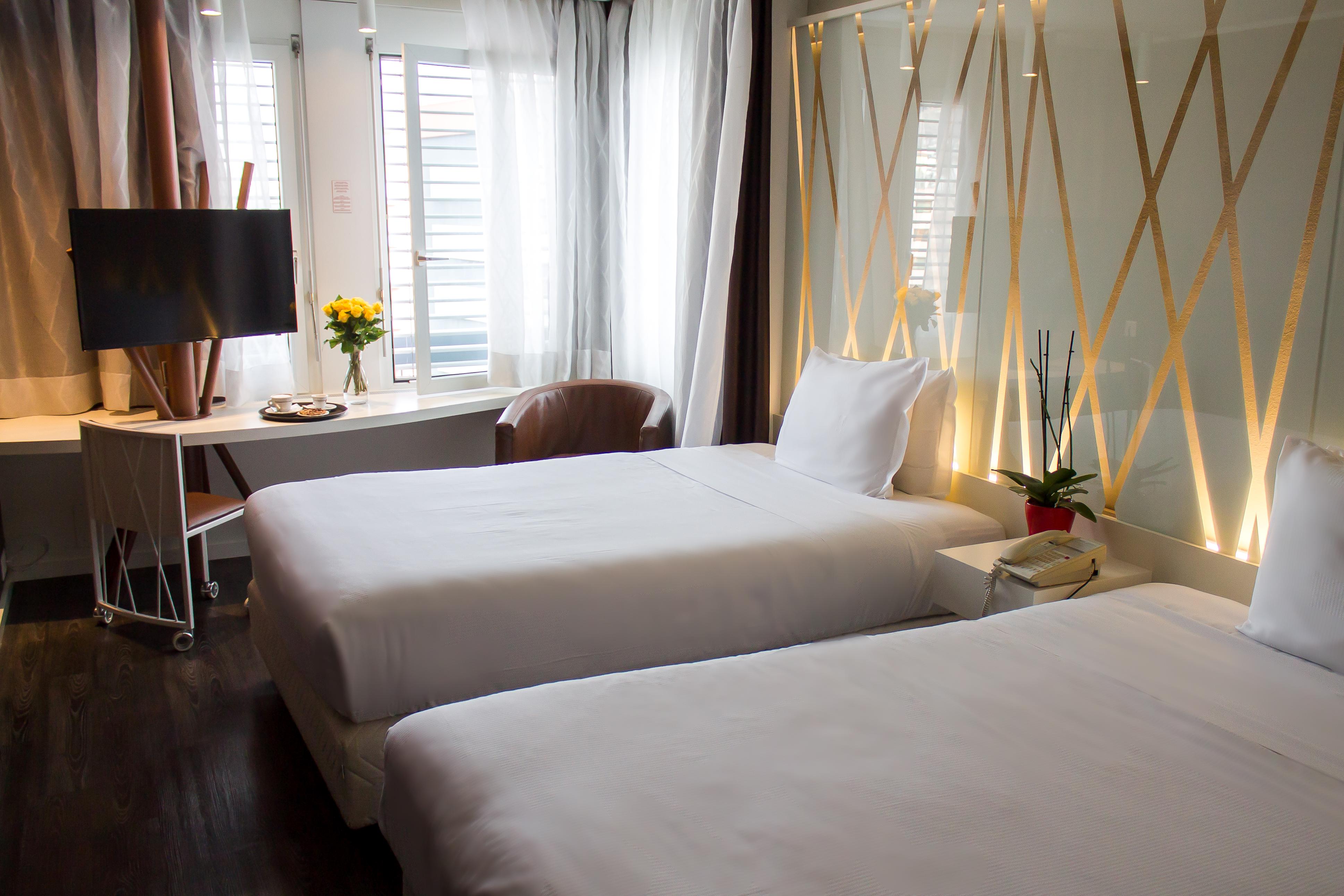 ROOM, TWIN BEDS