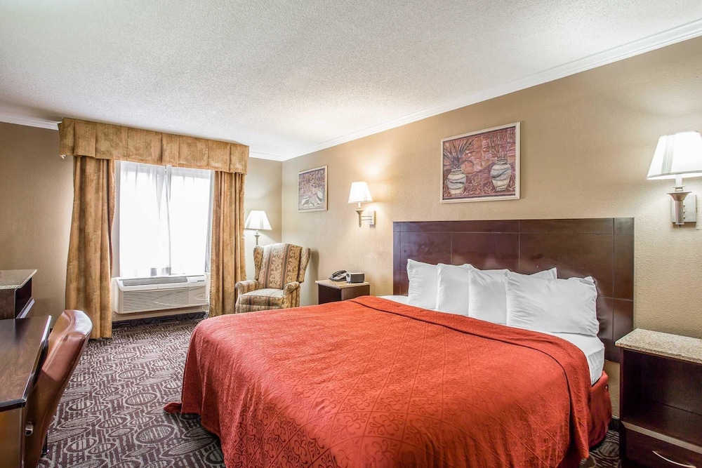 Quality Inn and Suites Ft Jackson Maingate 18/35