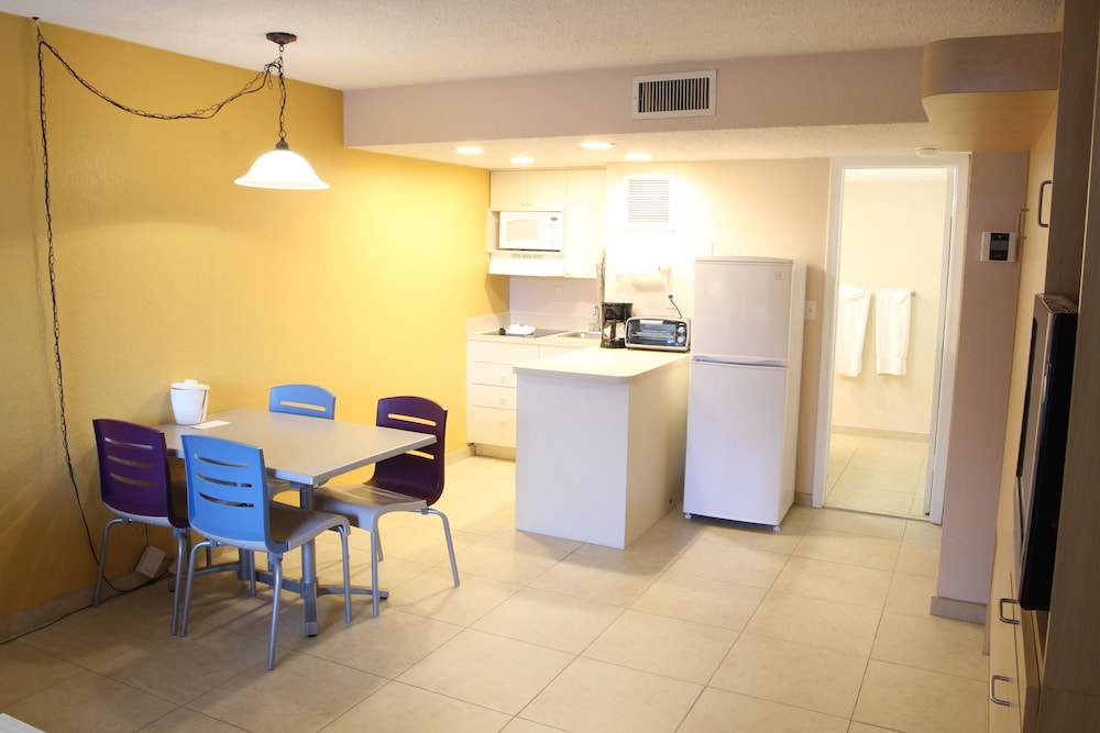 Canada House Pompano Beach 15/25