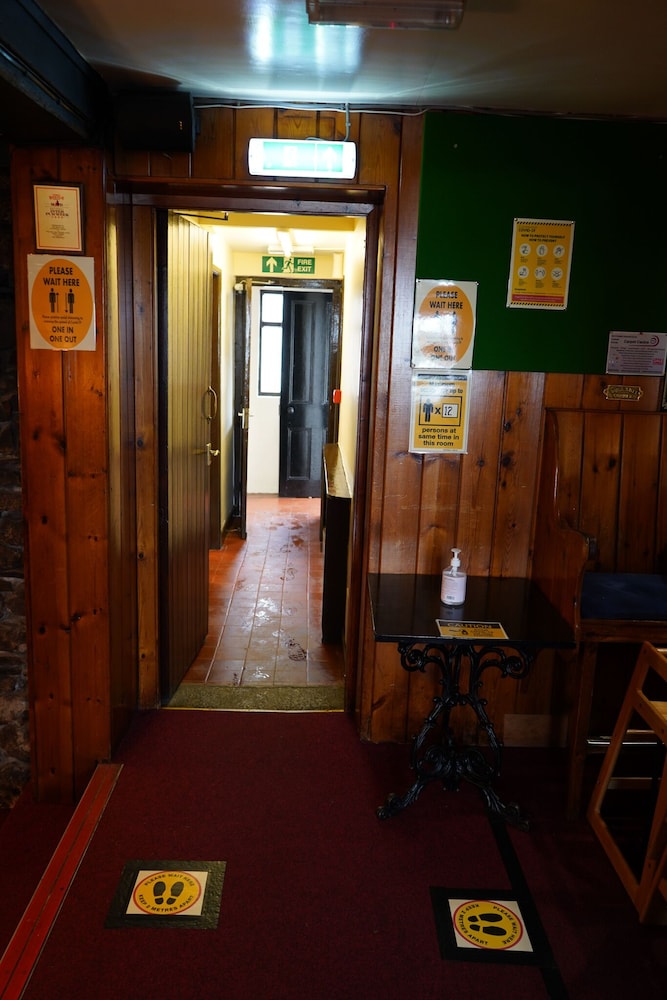 The Fox &amp; Hounds Hotel 21/36