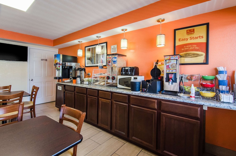 Econo Lodge Near Motor Speedway 12/15