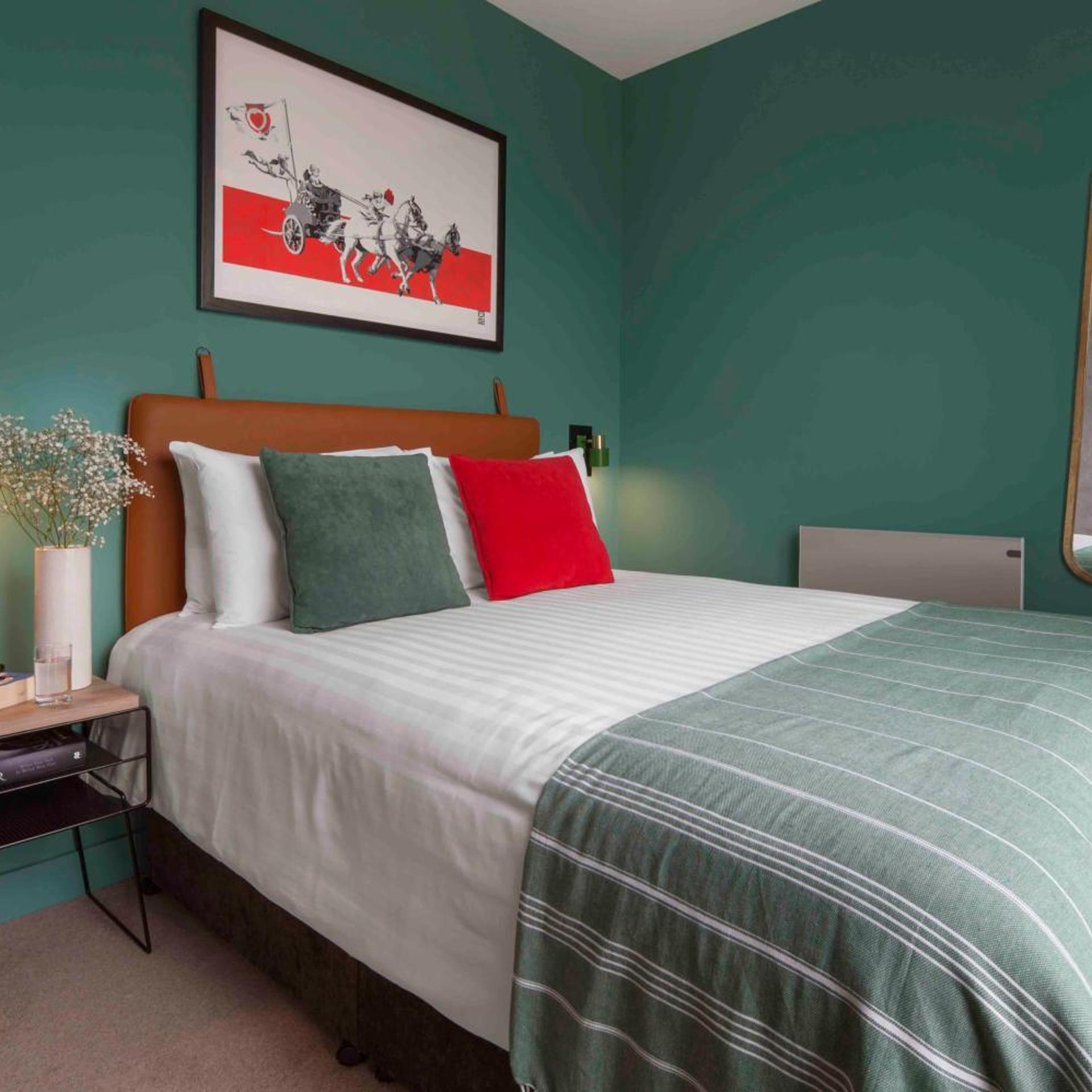 1 BEDROOM, SUITE