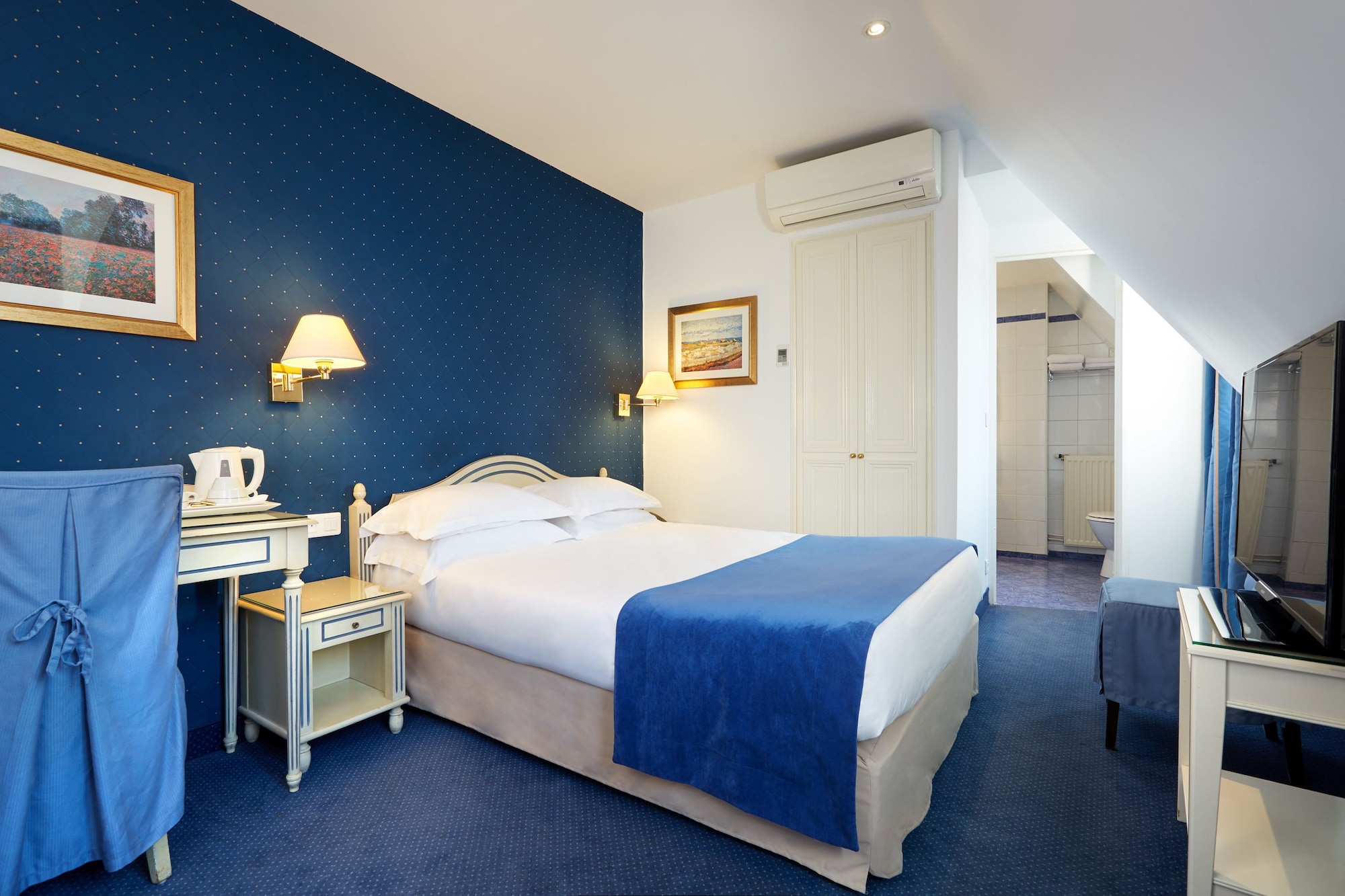 ADJOINING, 2 DOUBLE BEDS