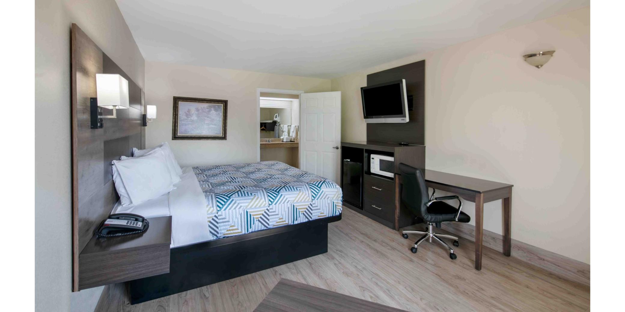 Room, King Bed, Hot Tub, Motel6 Macon, GA - I-475 2/5