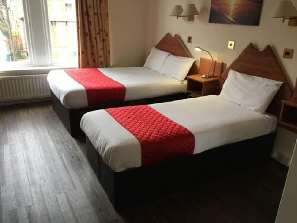 ROOM, TWIN BEDS