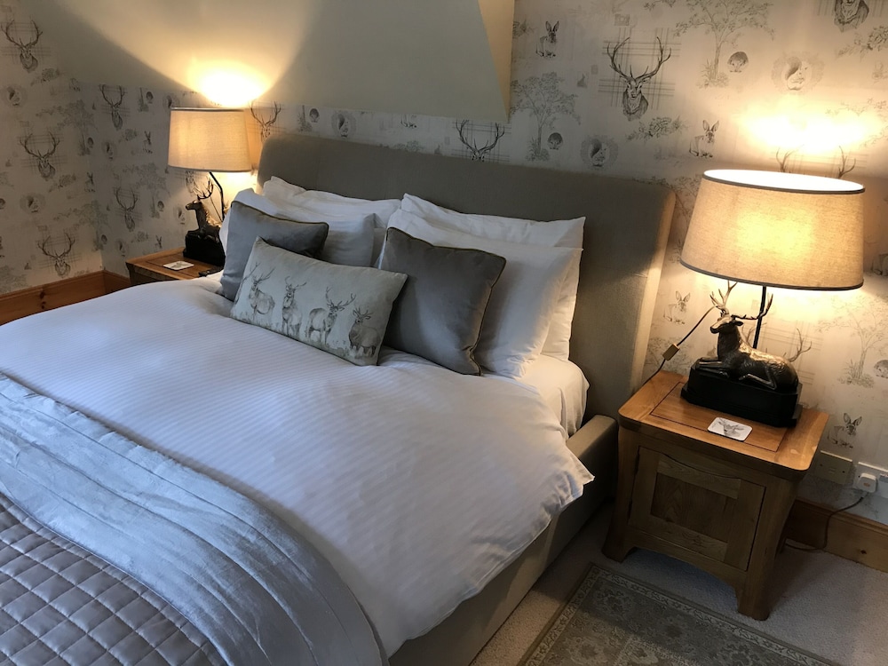 Mary, King Bed, Queen Bed