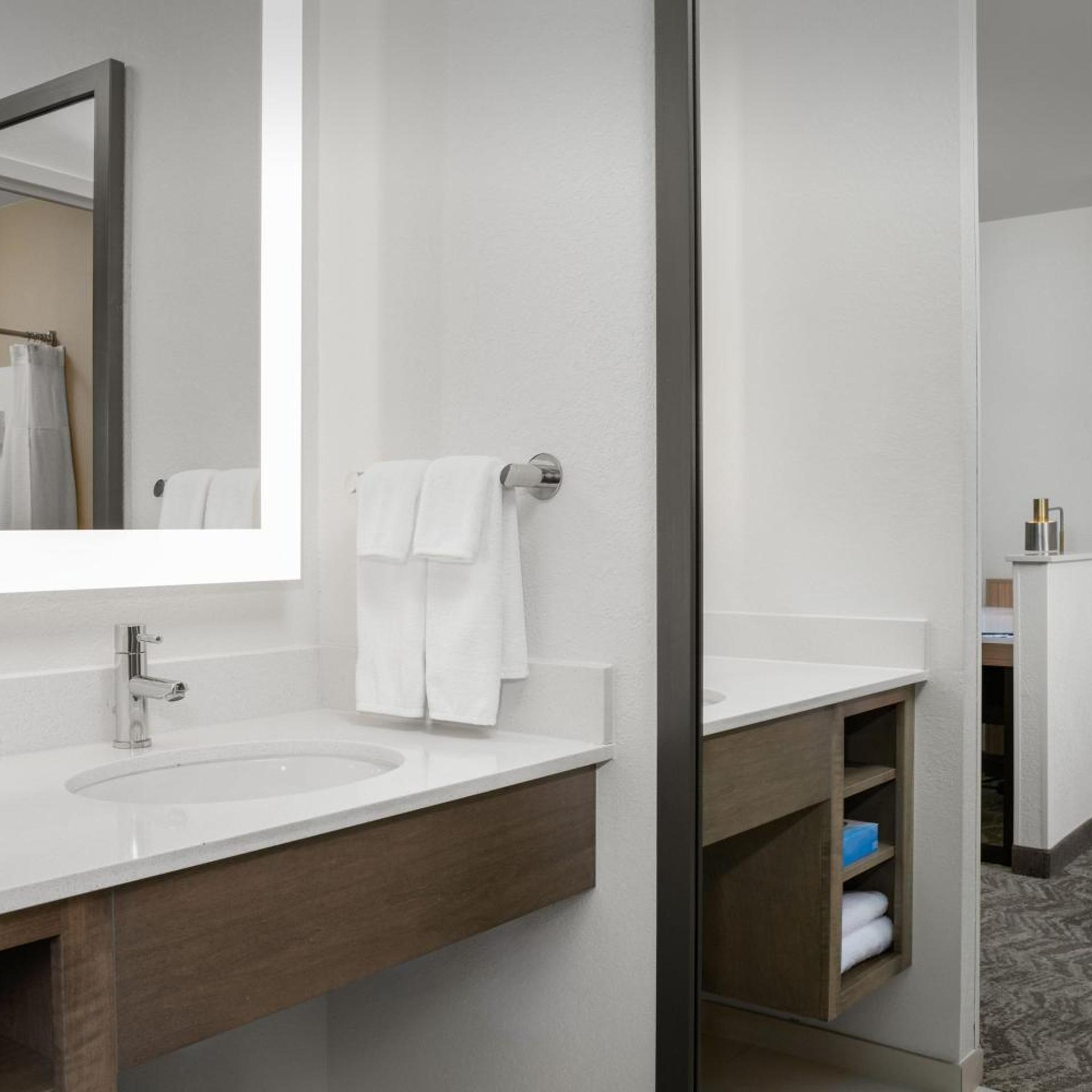 جناح بسرير كينج مع سرير سحّاب إضافي مع أريكة لذوي الإعاقة، Springhill Suites By Marriott Annapolis 2/6