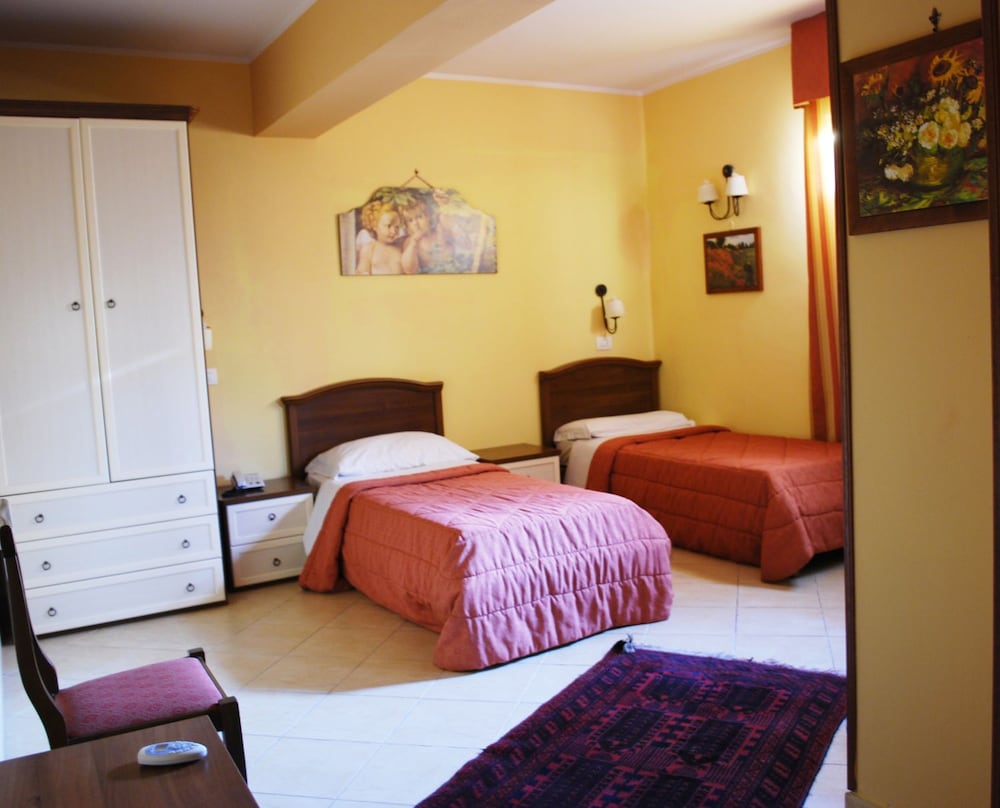 Greta Rooms 13/37