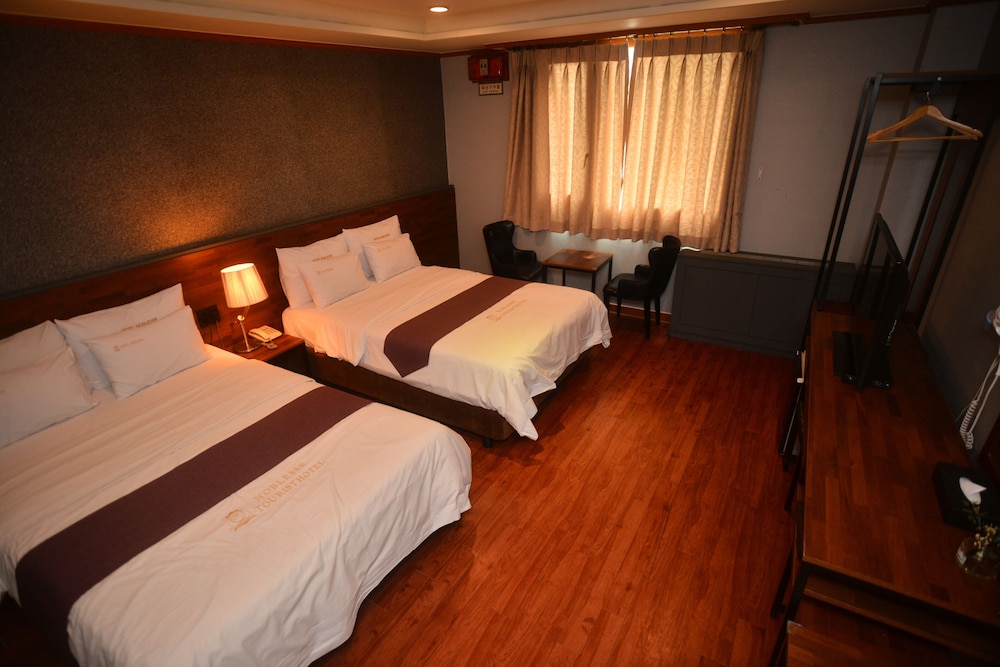 Noblesse Hotel 12/50