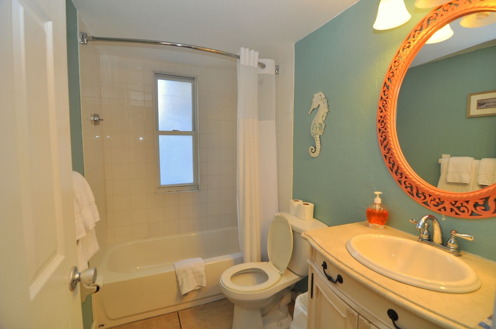 Petite, Queen Bed، Lido Islander Inn And Suites 2/2
